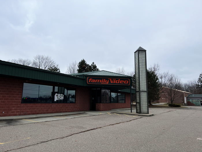 Family Video - Flint - 5620 S Saginaw St 2 (newer photo)